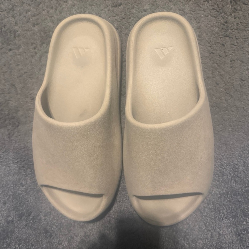 Yeezy slides size 9 in men’s